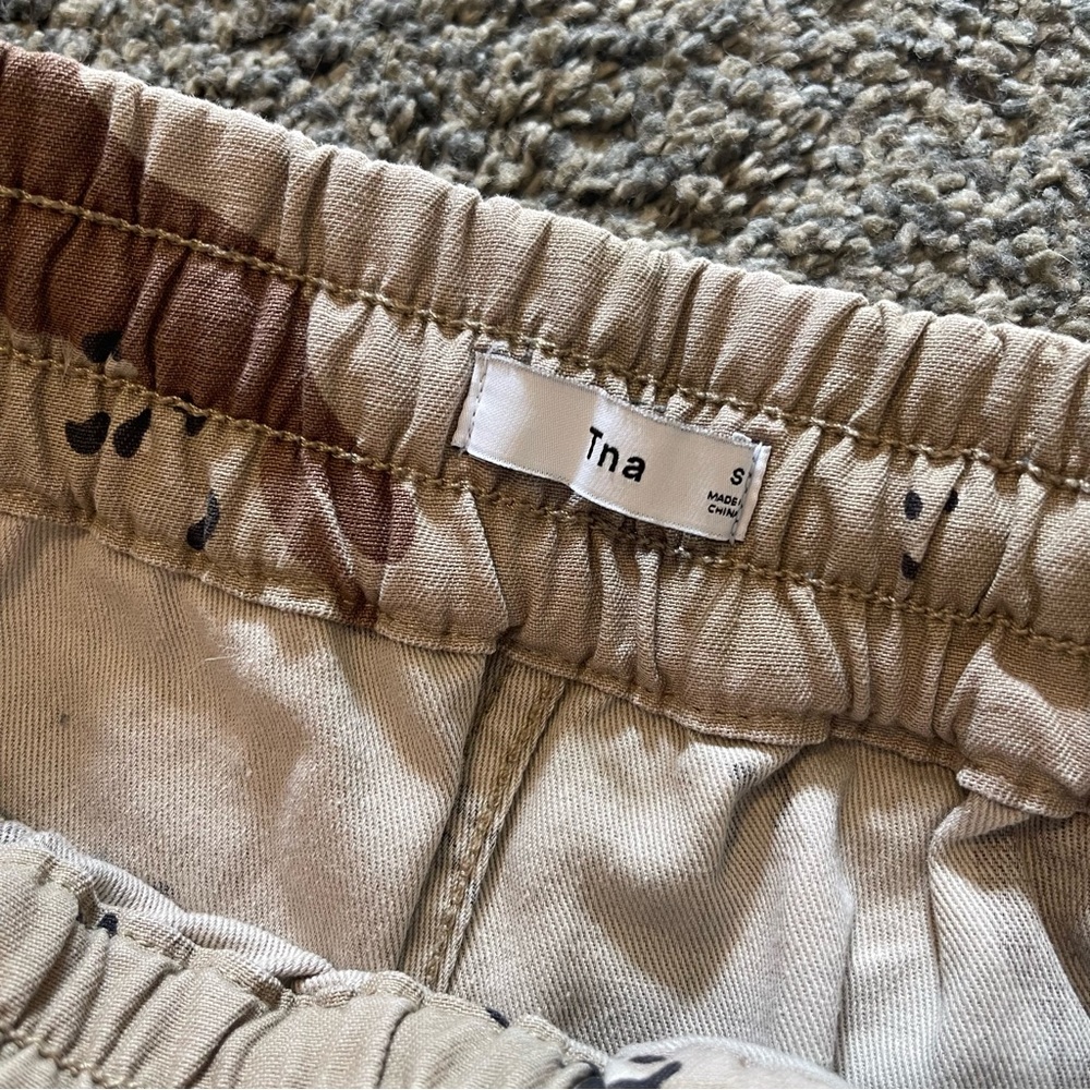 Aritzia TNA Alix brown camouflage print drawstring jogger pants - Picture 2 of 4